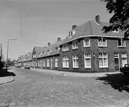 74381 Gezicht op de voorgevels van de huizen IJsselstraat 44-lager te Utrecht. Geheel rechts het hoekhuis Hunzestraat 13.